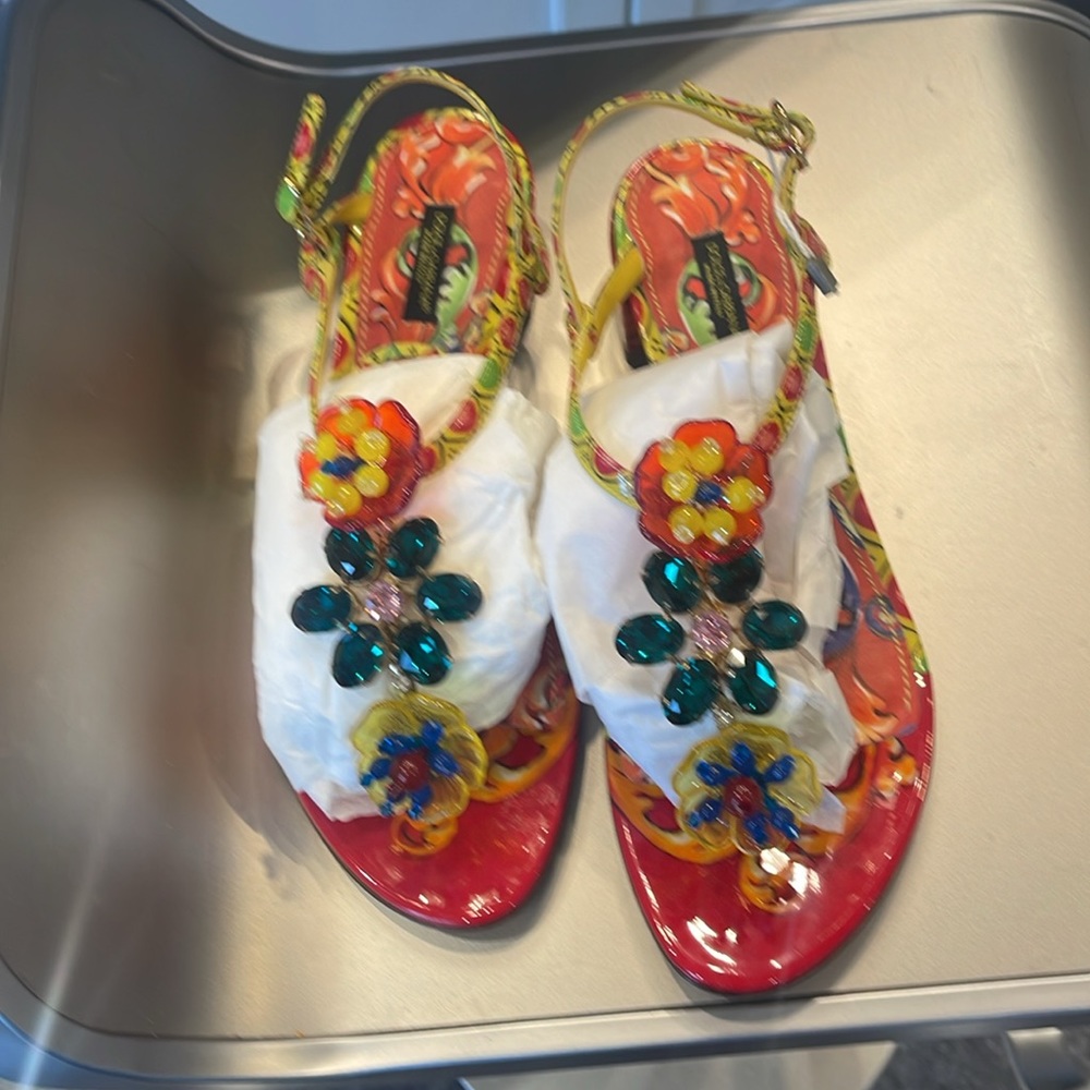 NIB DOLCE & GABBANA PATENT LEATHER T STRAP CRYSTAL EMBELLISHED SANDAL. 39/8.5